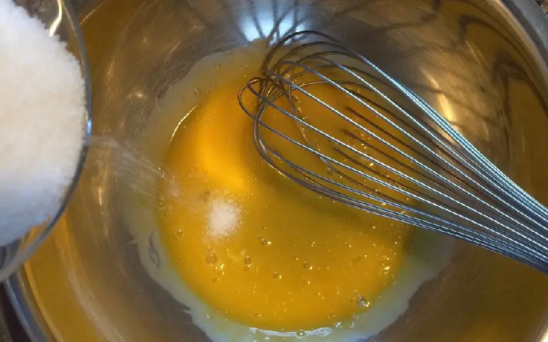 مخلوط کردن شکر با تخم مرغ